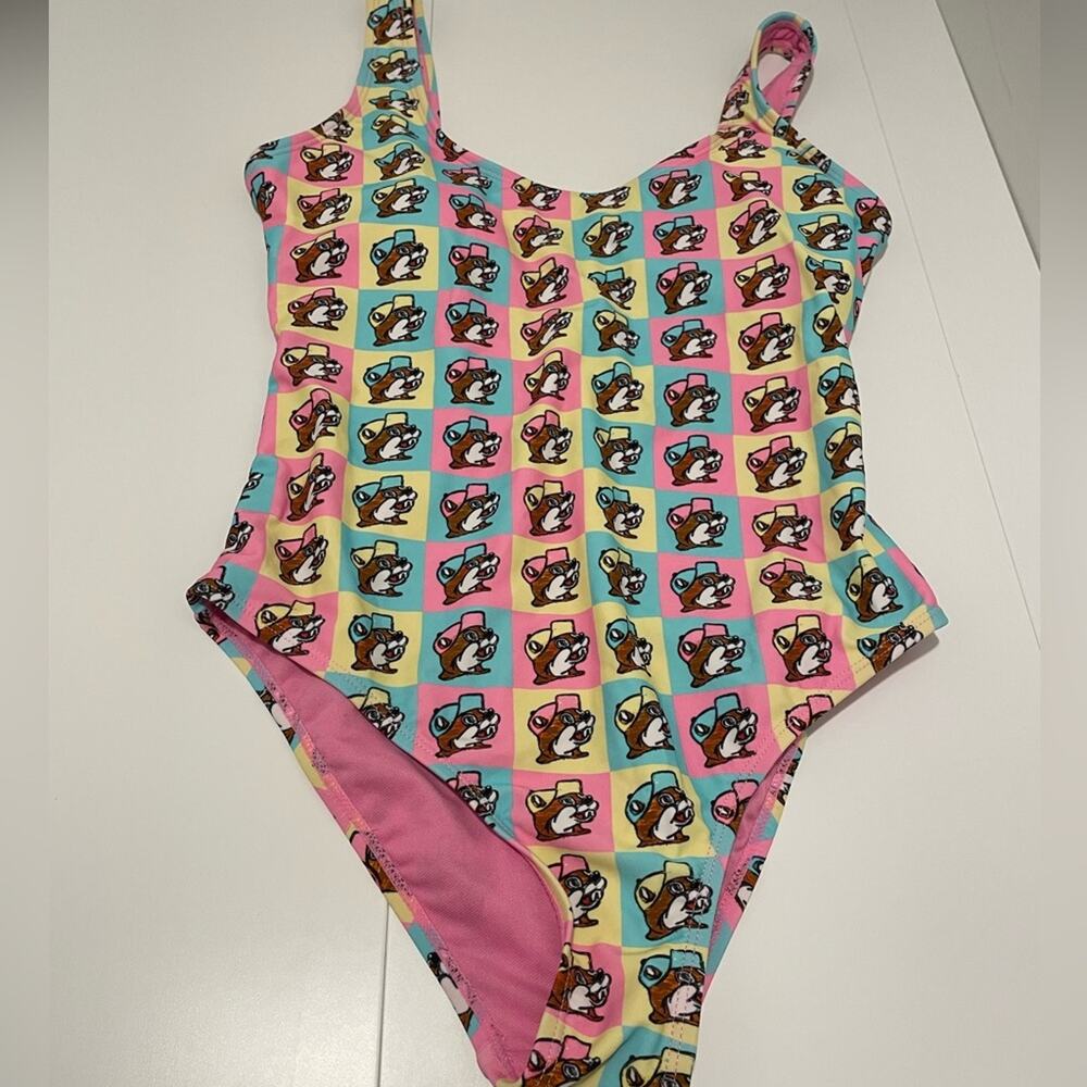 BUC-EES Buccees Beaver Women's Medium NWT Pastel Pink Logo One-Piece Swimsuit